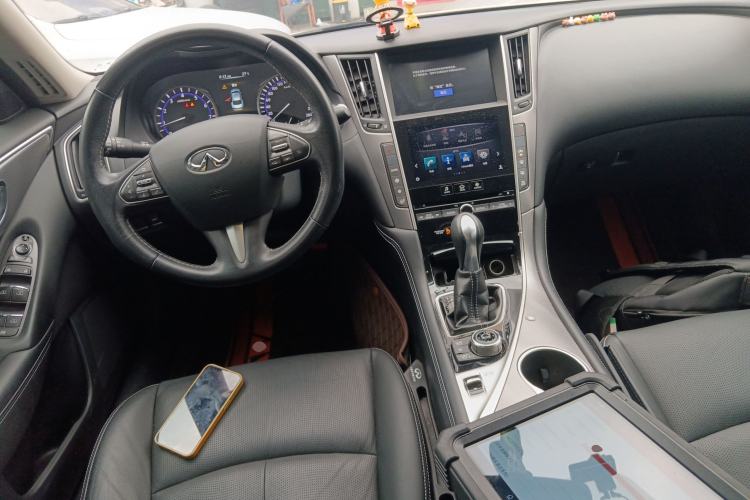 Used Infiniti Q50L 2016 2.0T Ambition Edition Center Console