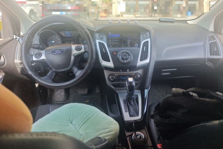 Used Ford Focus 2012 Hatchback 1.6L Automatic Fashion Edition Center Console