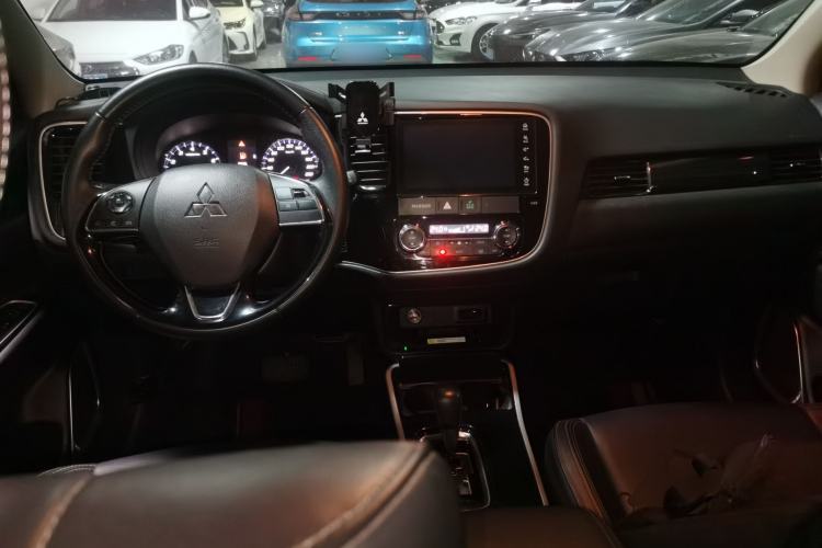 Used Mitsubishi Outlander 2019 2.0L Two-Wheel Drive Comfort Edition 5 Seats China VI Standard
