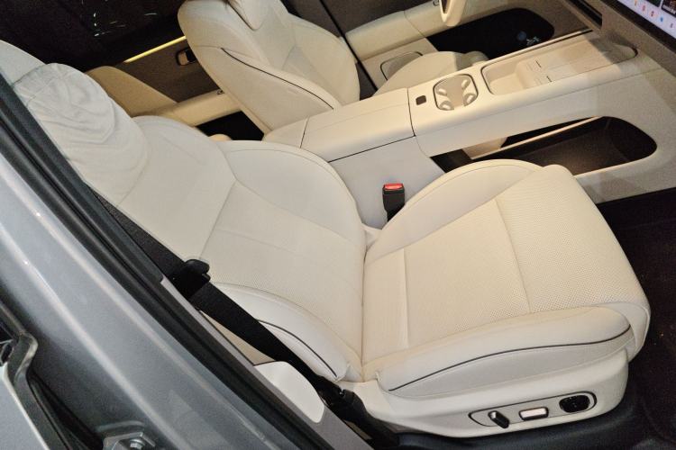 Used Li Auto i6 2025 Model Four-Wheel-Drive Standard Type Right Front Seat