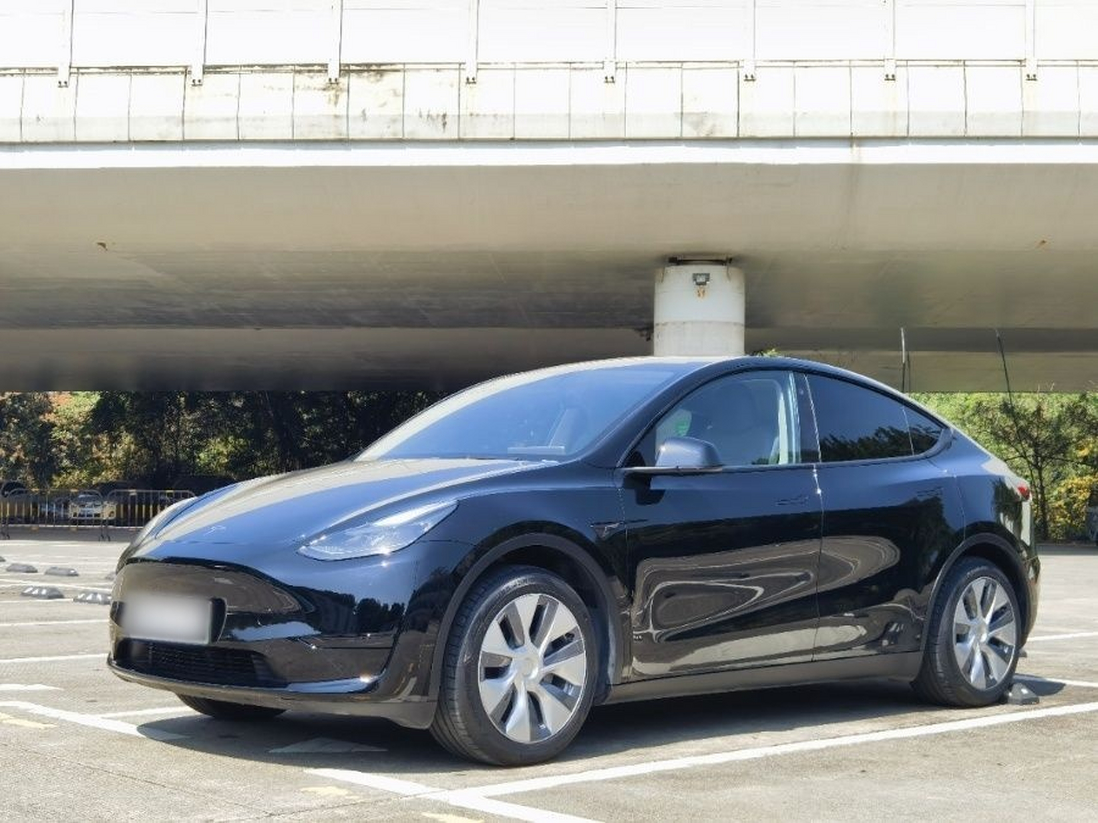 Под передней частью автомобиля