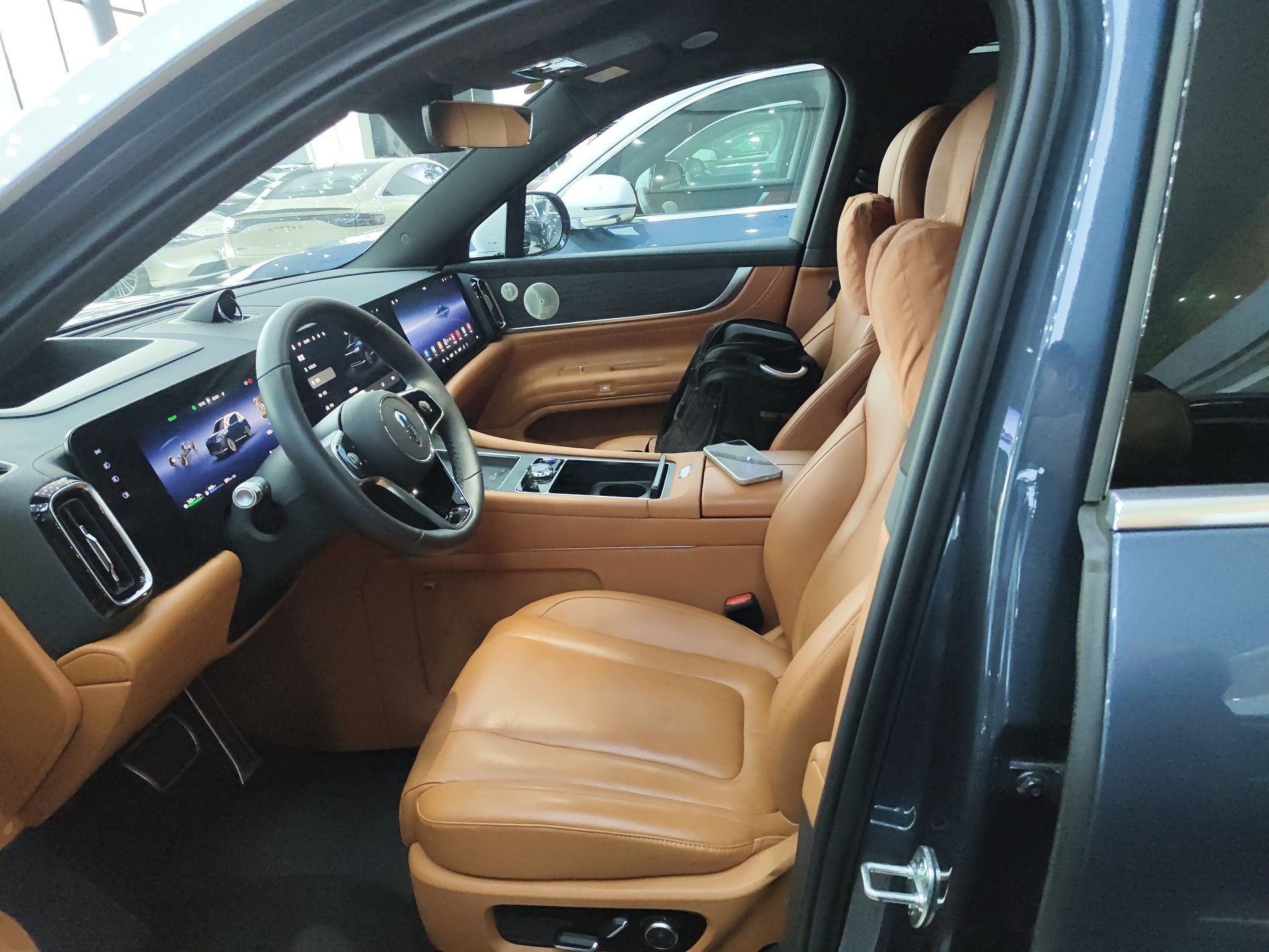 المقاعد الأمامية داخل السيارة