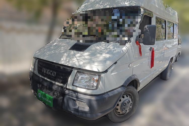 Used Iveco Daily 2022 2.5T A37 M1 Passenger Van 5-9 Seats Long Wheelbase Mid-Roof Design Dual Tires Side Sliding Doors