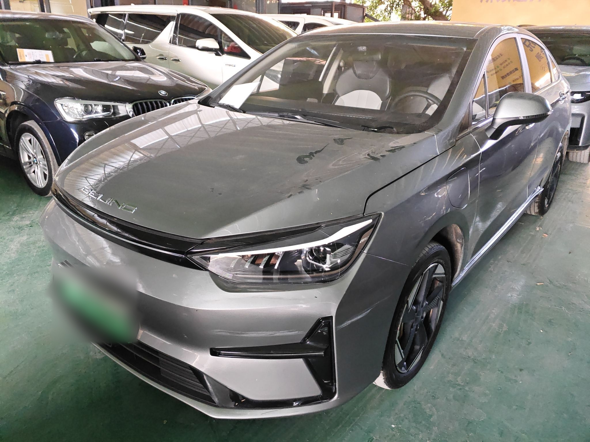 تحت مقدمة السيارة