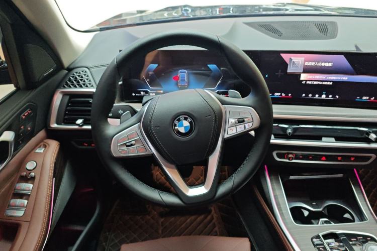 Used BMW X7 2023 xDrive40i Luxury Package with Leading Features