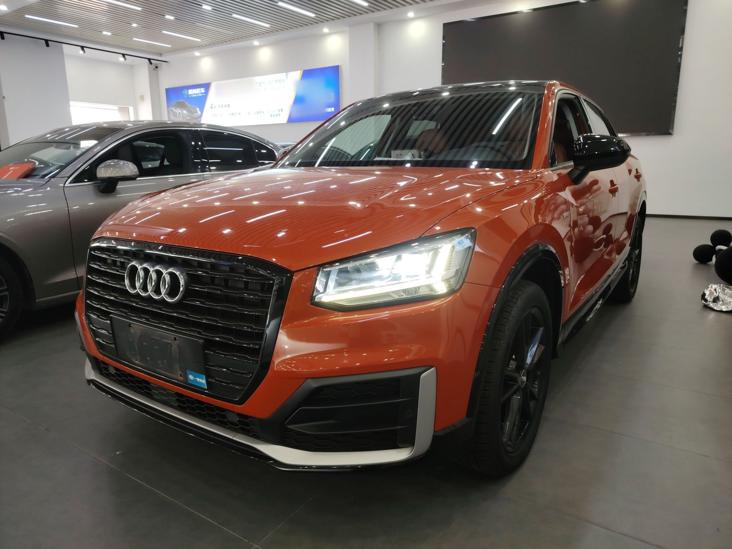 تحت مقدمة السيارة