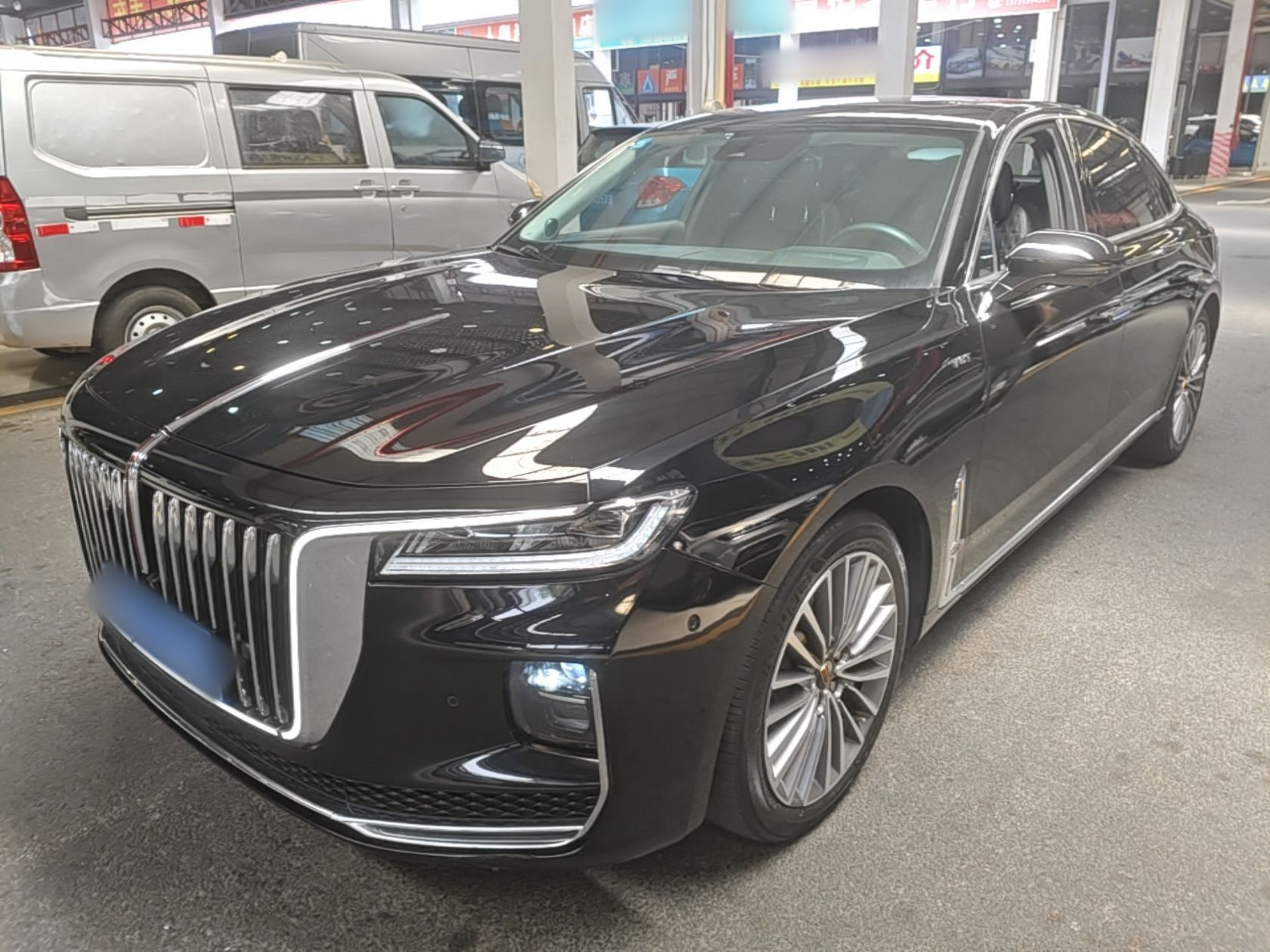 Под передней частью автомобиля