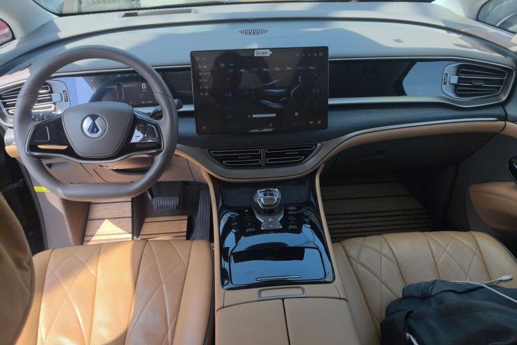 Used Denza D9 2022 DM-i 970 Four-Wheel Drive Prestige Model Center Console