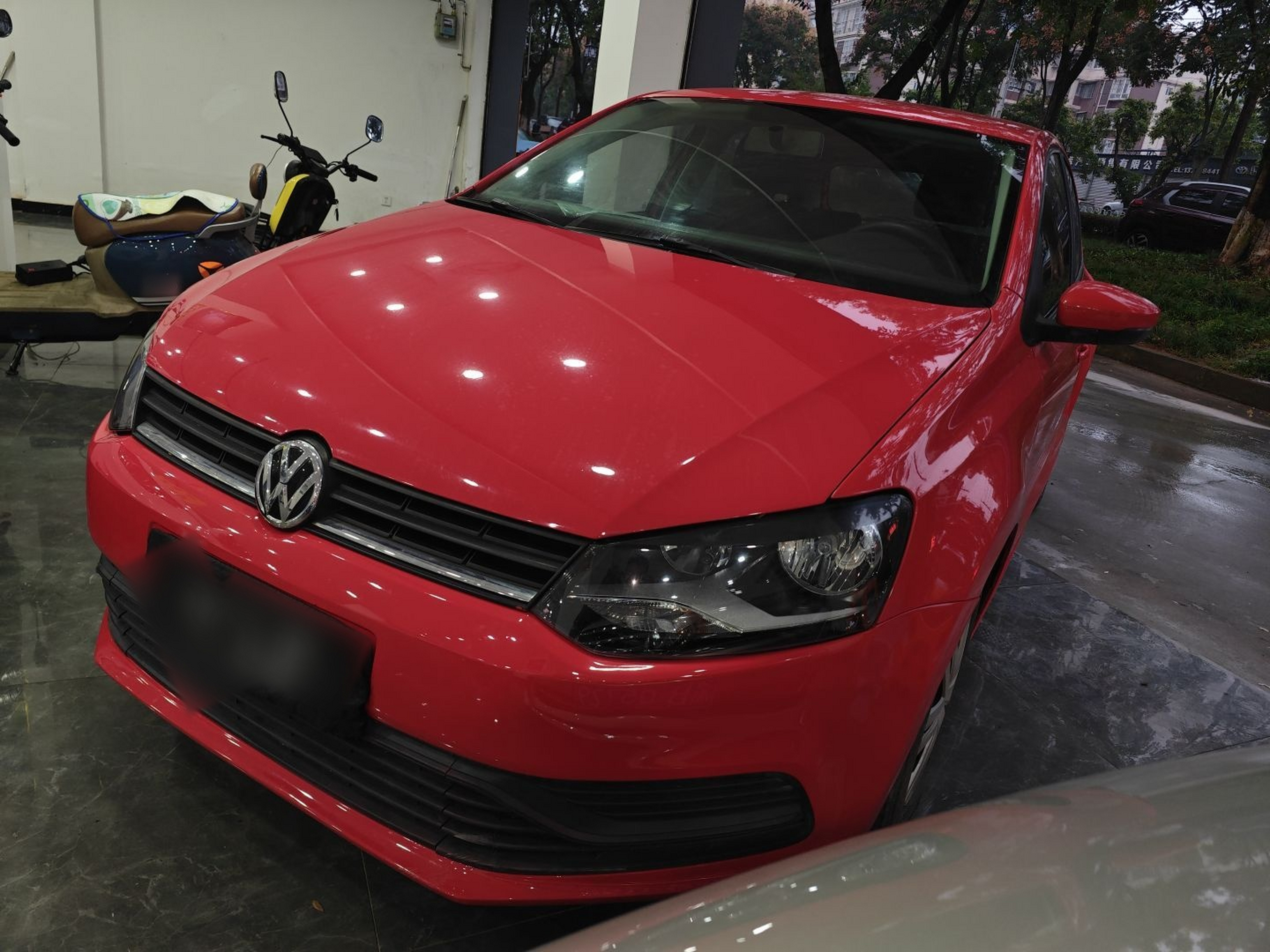 Под передней частью автомобиля