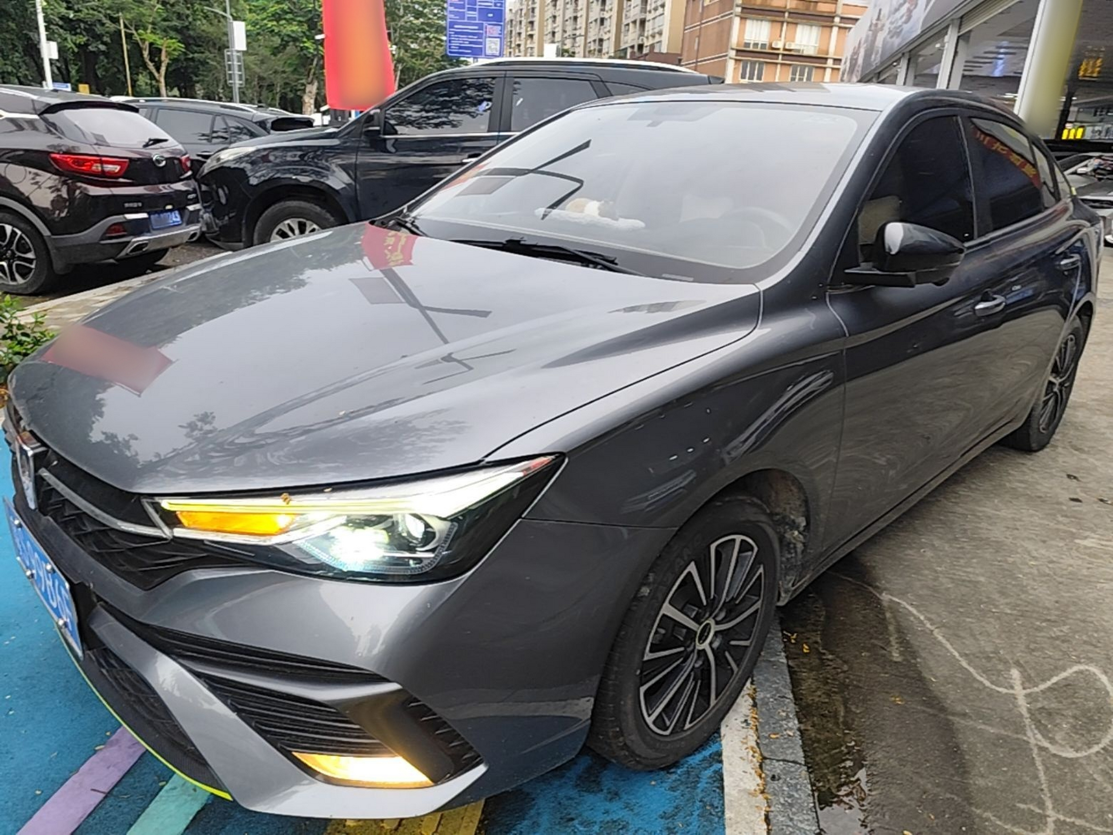 Под передней частью автомобиля