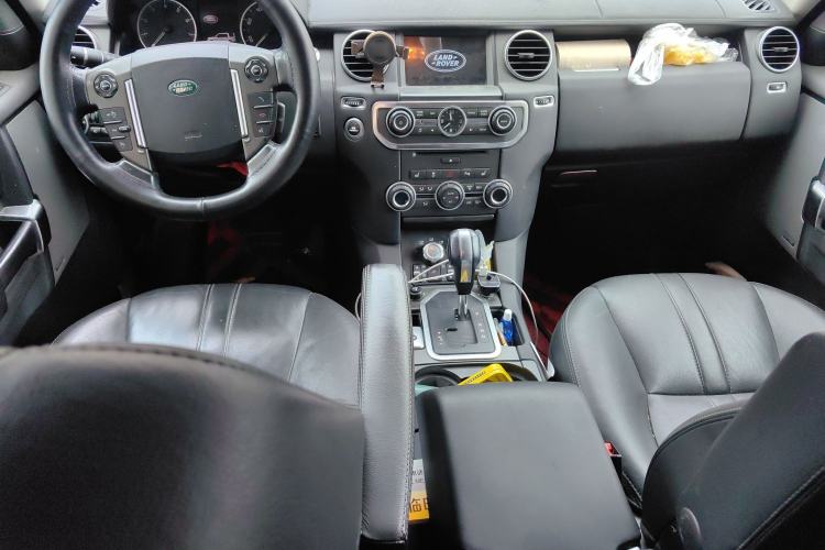 Used Land Rover Discovery 2010 5.0 V8 HSE Gasoline Model Center Console