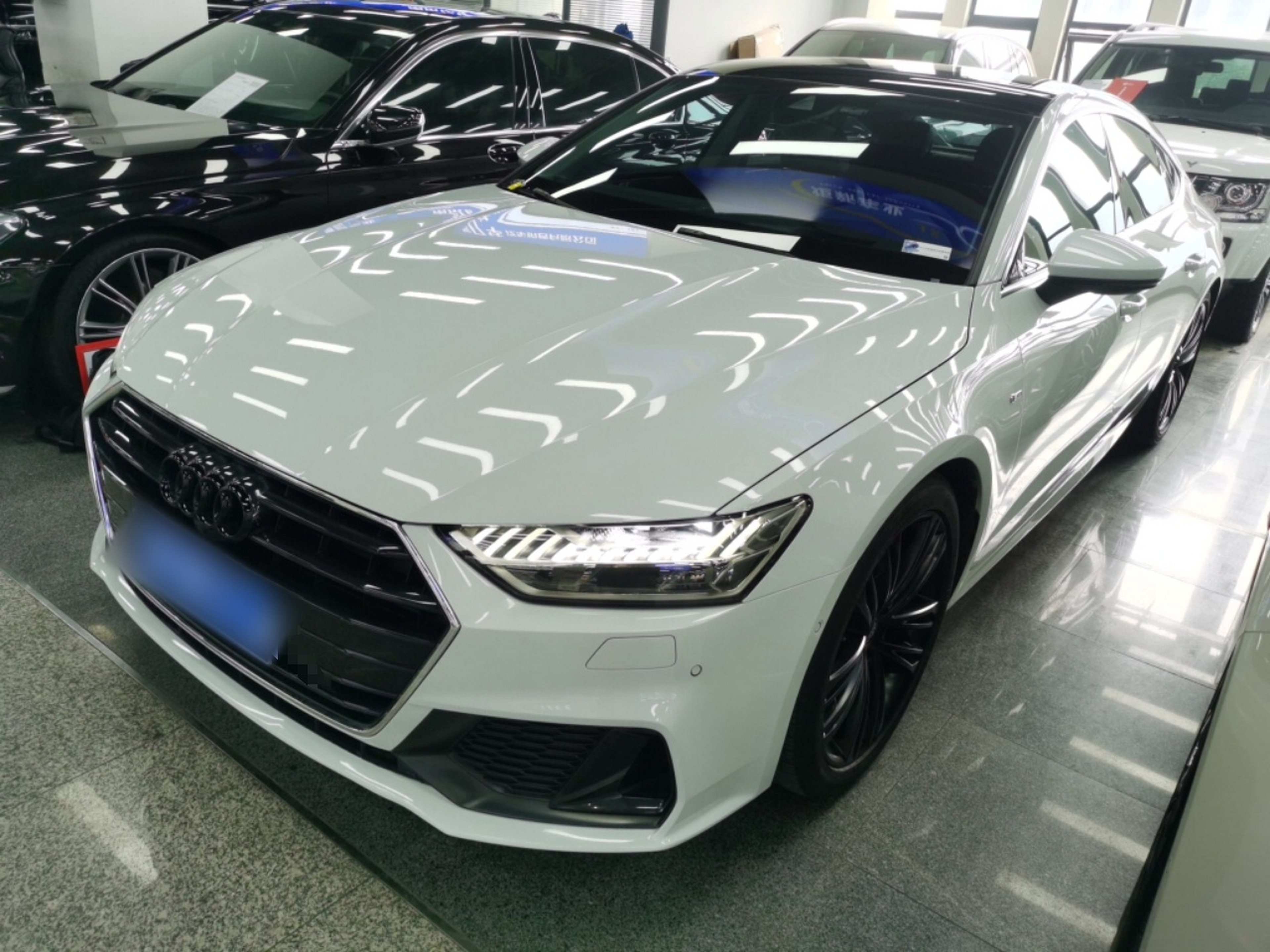 تحت مقدمة السيارة