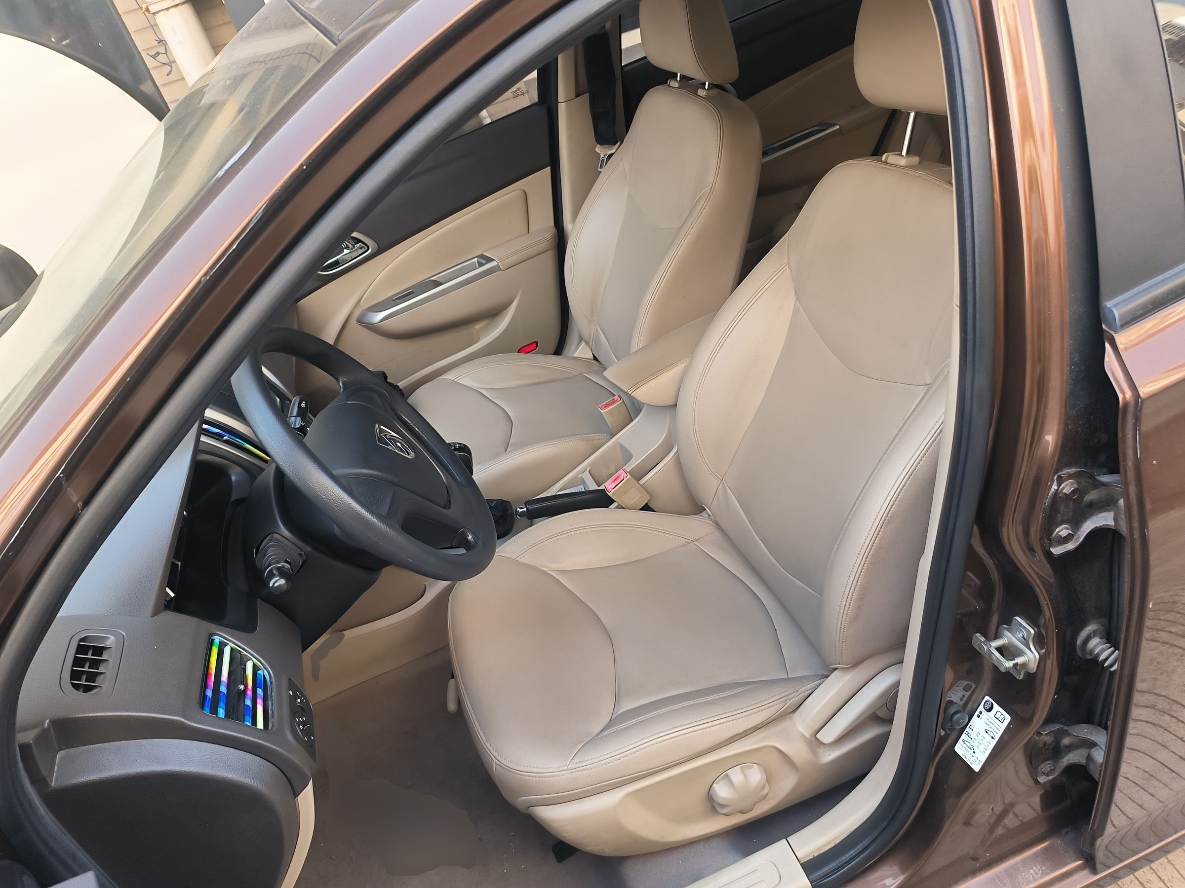 Переднее сиденье в автомобиле