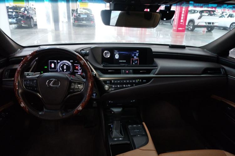Used Lexus ES 2020 300h Premier Edition Center Console