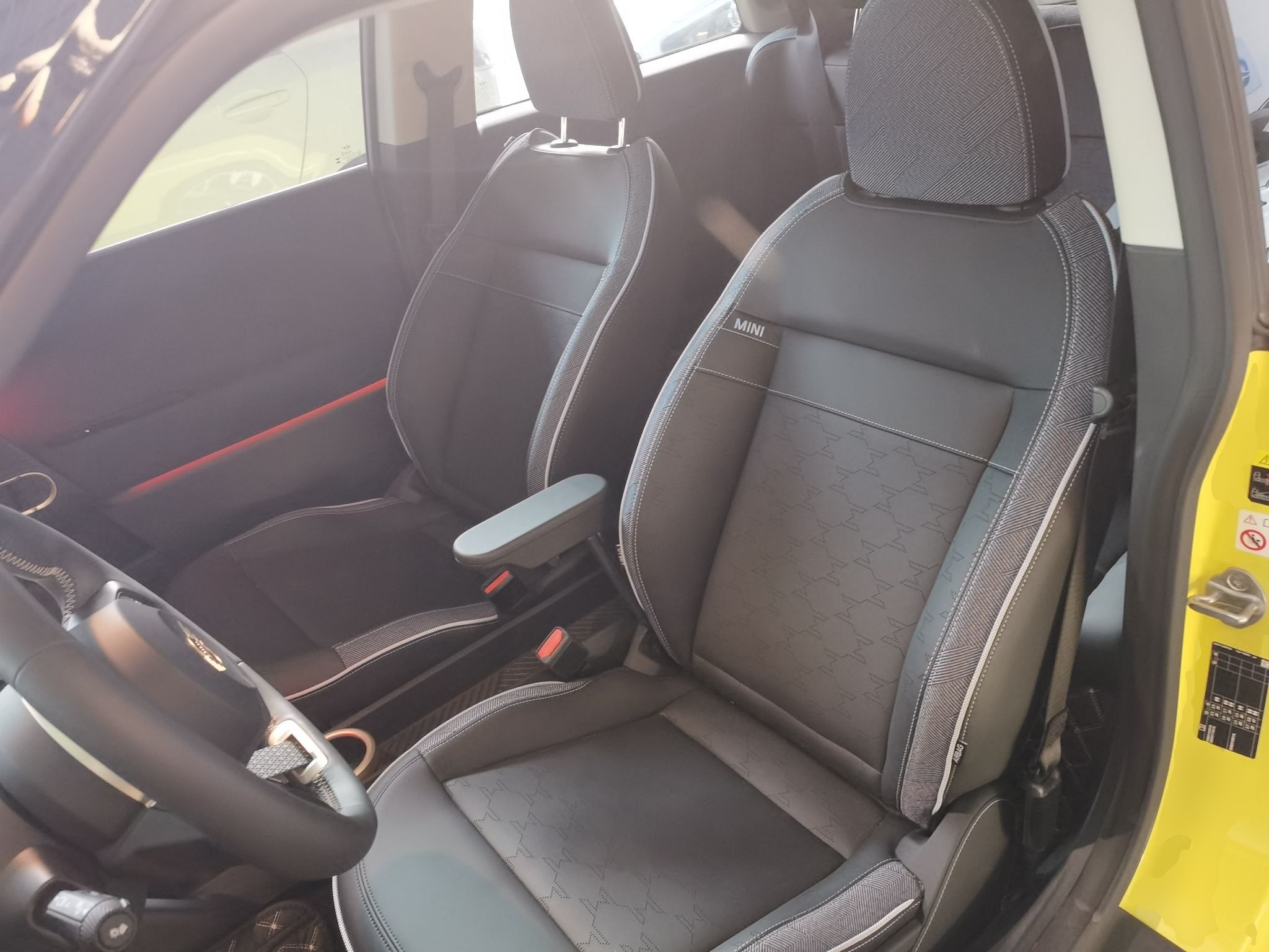 المقاعد الأمامية داخل السيارة