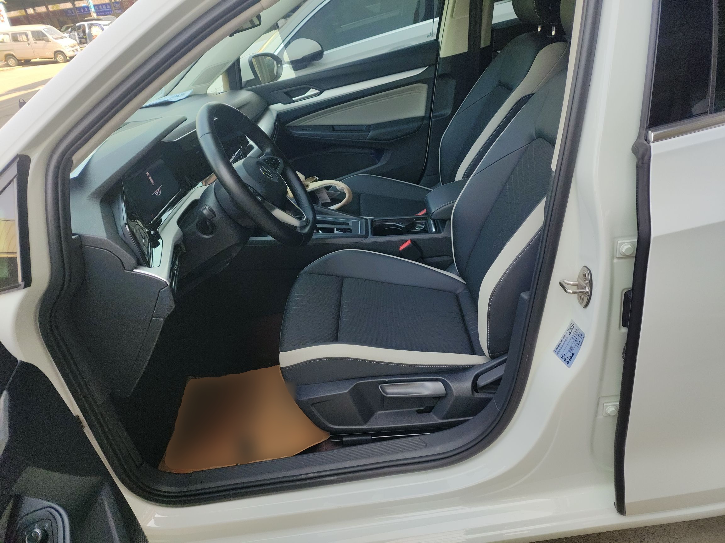 Переднее сиденье в автомобиле