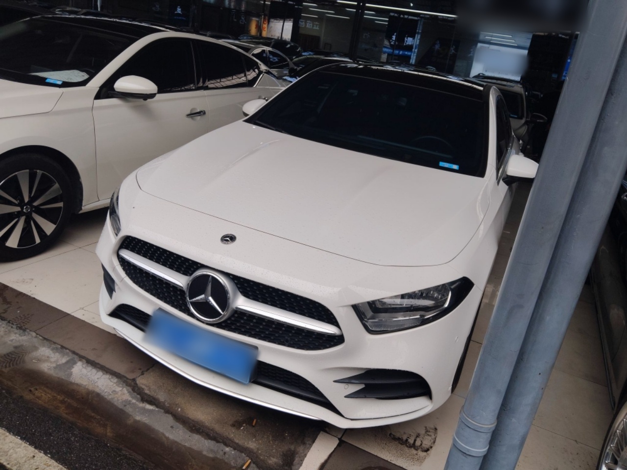 تحت مقدمة السيارة