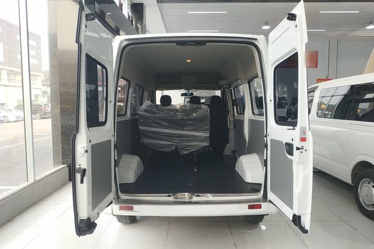 Used SAIC MAXUS Xintu V80 2025 Value Edition Aoyuntong 2.0T Manual Short Wheelbase Mid-Height 127 Ps 5/6 Seats Trunk