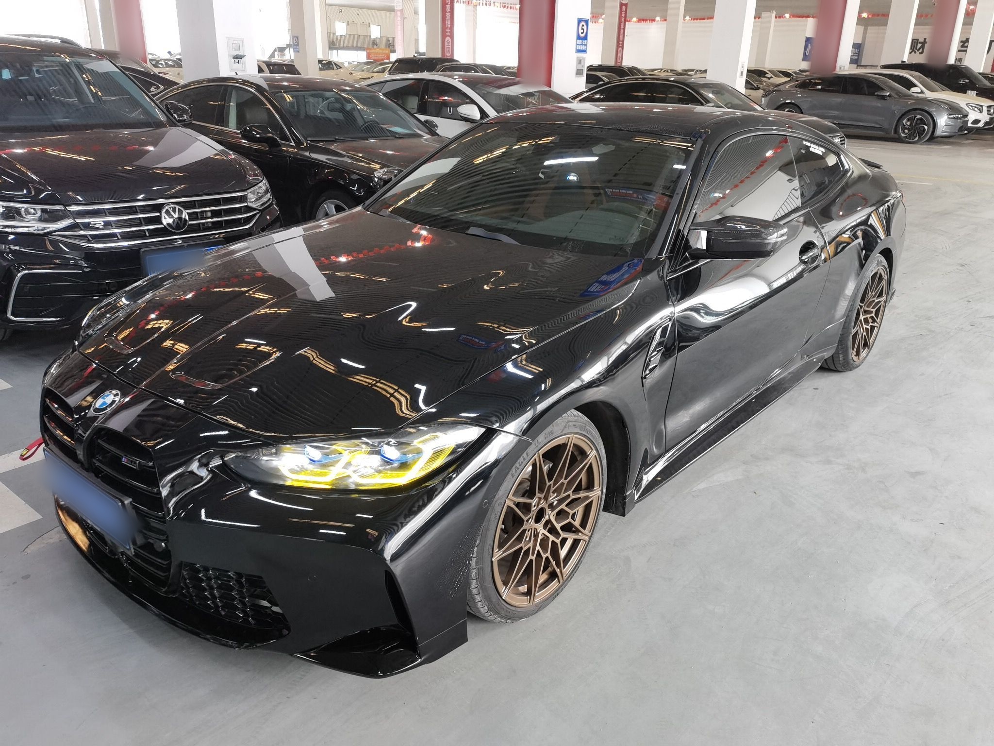 تحت مقدمة السيارة