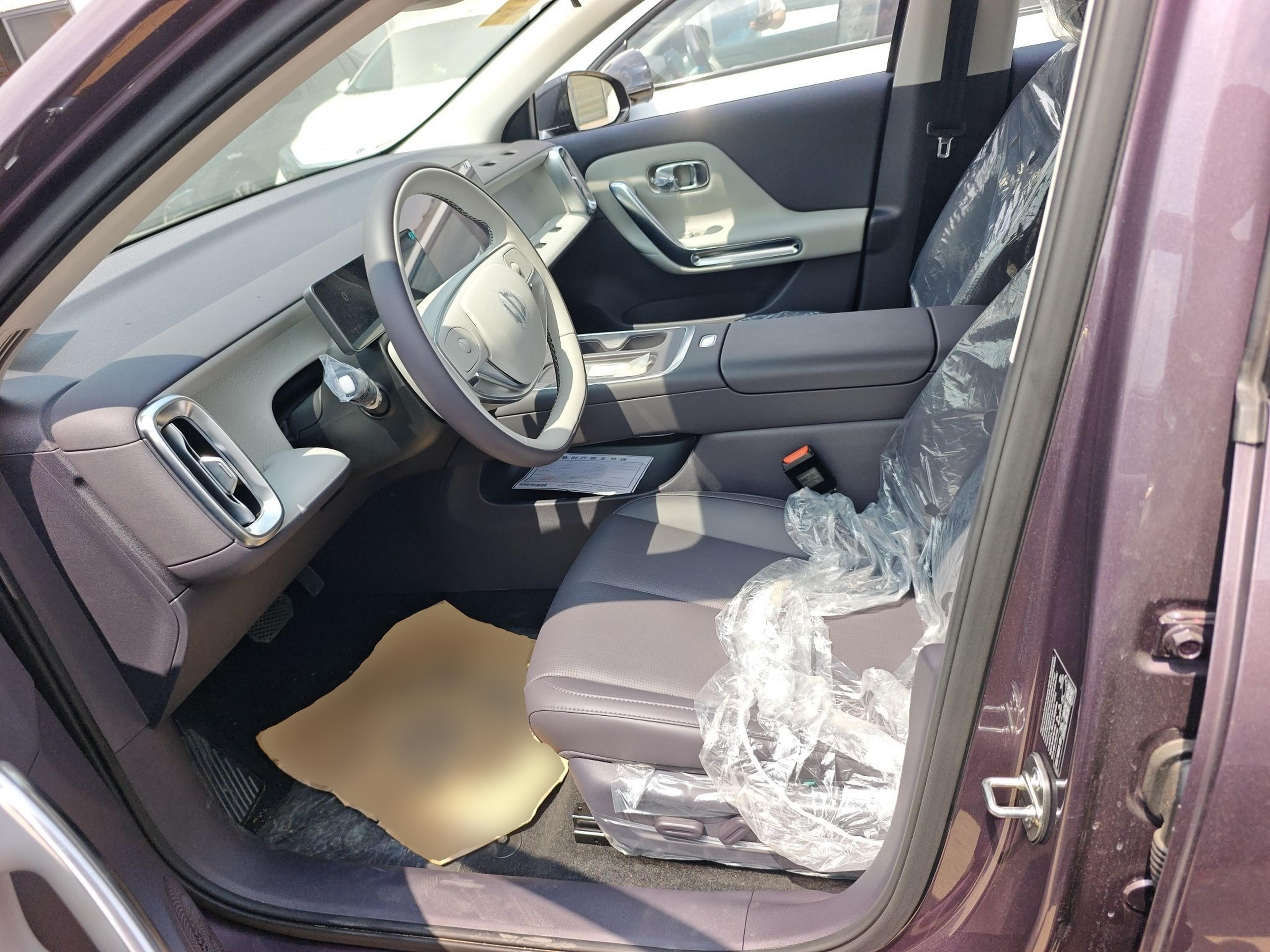 المقاعد الأمامية داخل السيارة