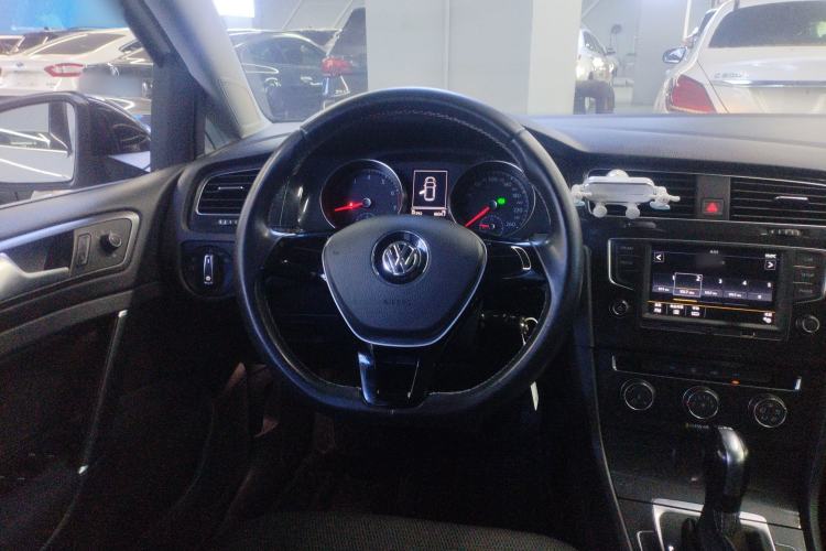 Used Volkswagen Golf 2017 230TSI Automatic Comfort Edition – Celebrating Milestone of One Million Units Steering Wheel