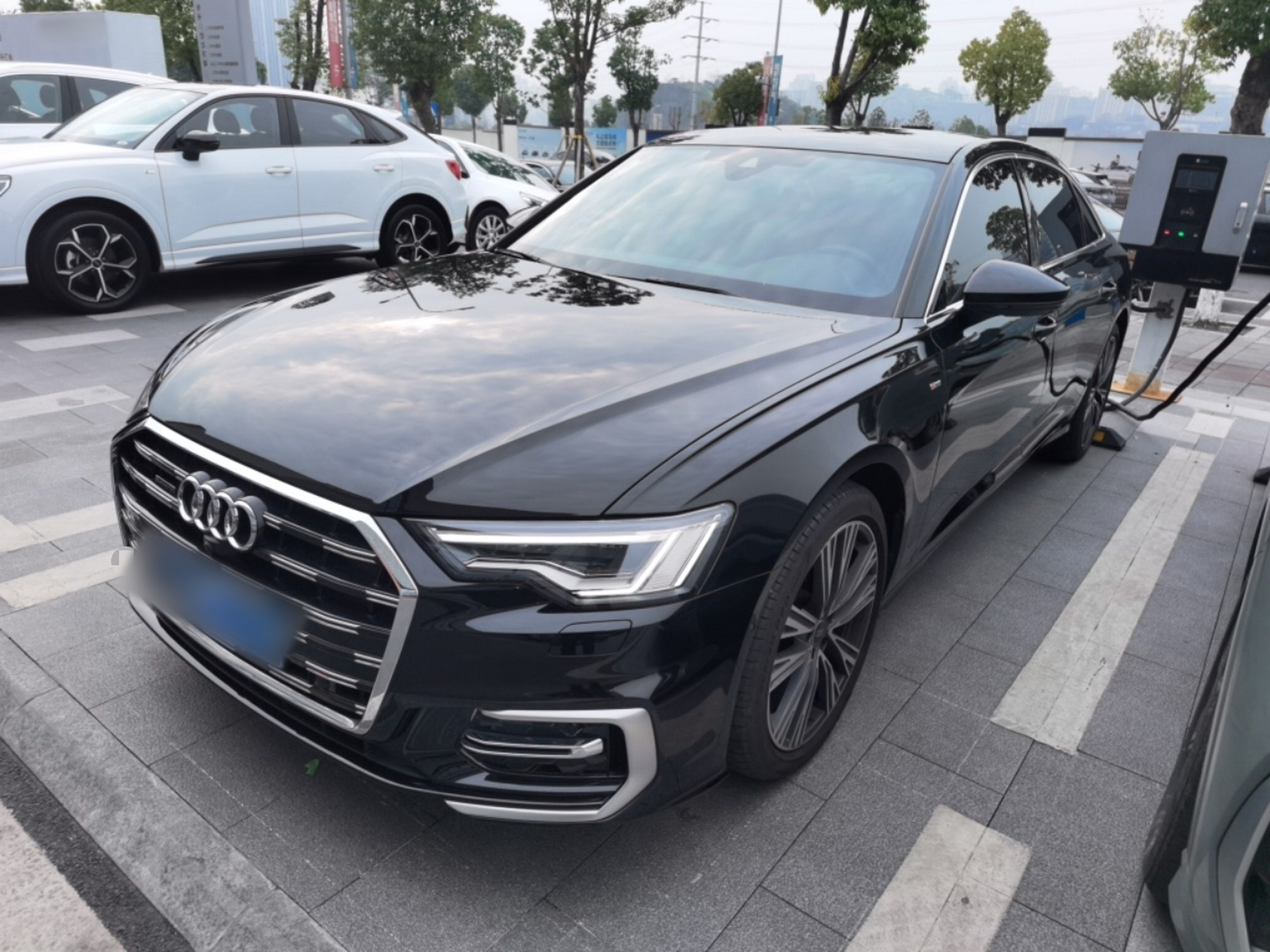 Под передней частью автомобиля