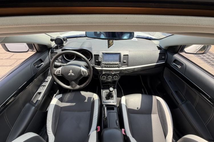 Used Mitsubishi Lancer EX 2016 1.8L Manual Black-and-White Retro Edition Interior 11