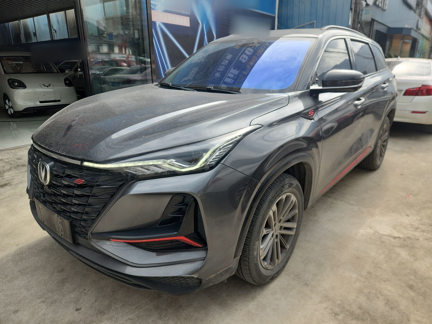 تحت مقدمة السيارة