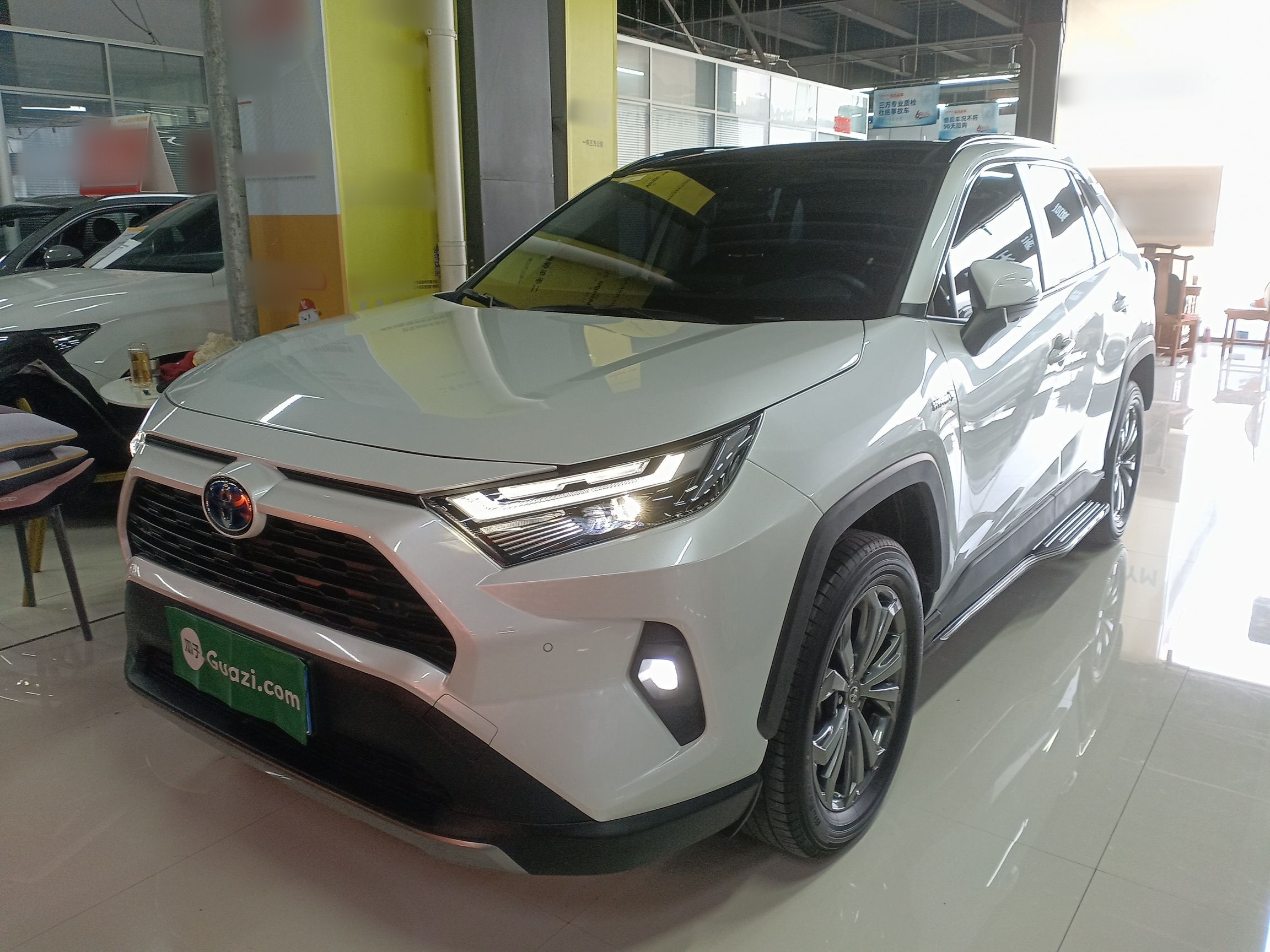 تحت مقدمة السيارة