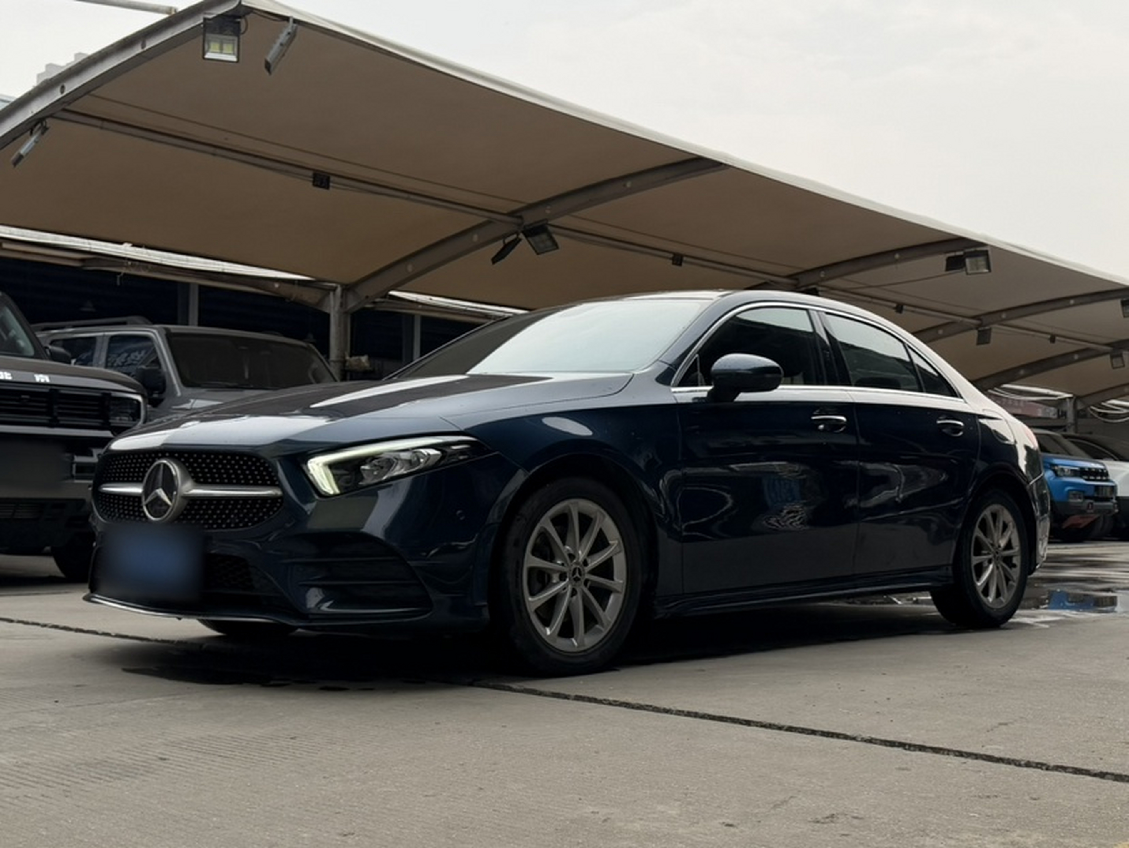 Под передней частью автомобиля