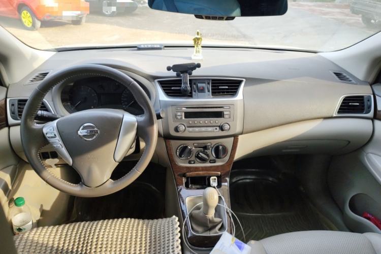 Used Nissan Sylphy 2012 1.6 XL Manual Luxury Edition Center Console