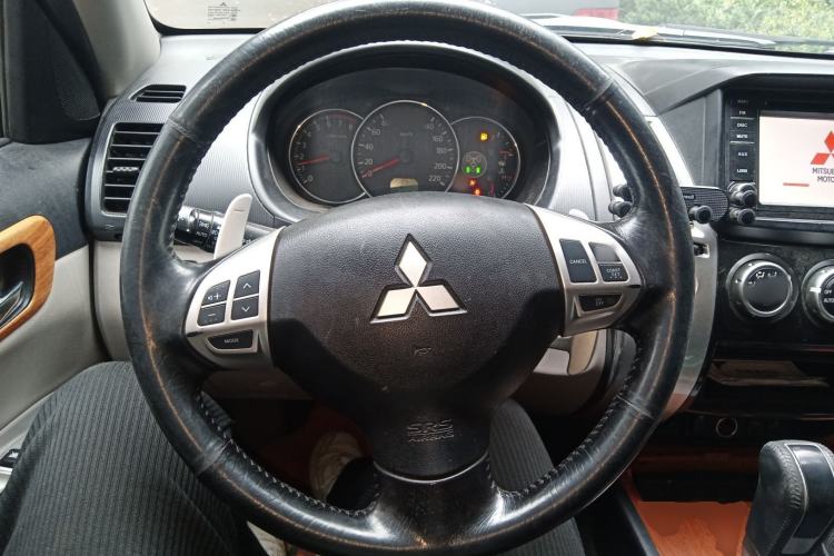 Used Mitsubishi Pajero Sport 2011 3.0L Sport Navigation Edition Steering Wheel