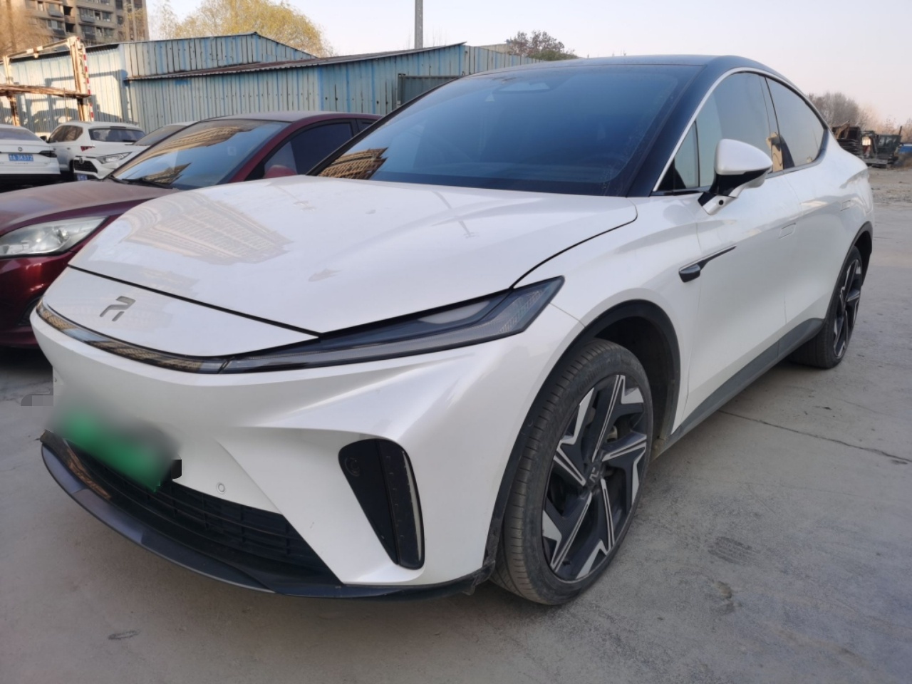 تحت مقدمة السيارة