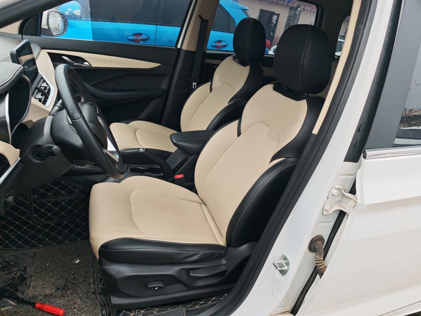 Переднее сиденье в автомобиле