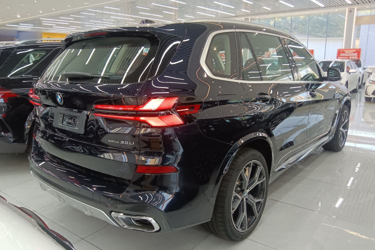 Used BMW X5 2023 xDrive 30Li Luxury M Sport Package Rear Right 45 Deg
