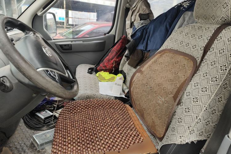 Used SAIC MAXUS Xintu V80 2019 2.5T Classic Model 6-Speed Manual Aotong Long Wheelbase Mid-Height 7-Seater