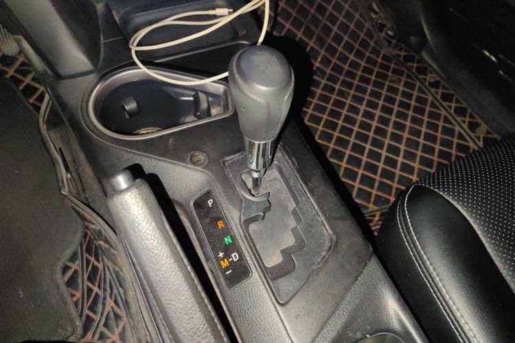 Used Toyota RAV4 2016 2.0L CVT Two-Wheel Drive Fashion Edition China V Standard Gear Lever