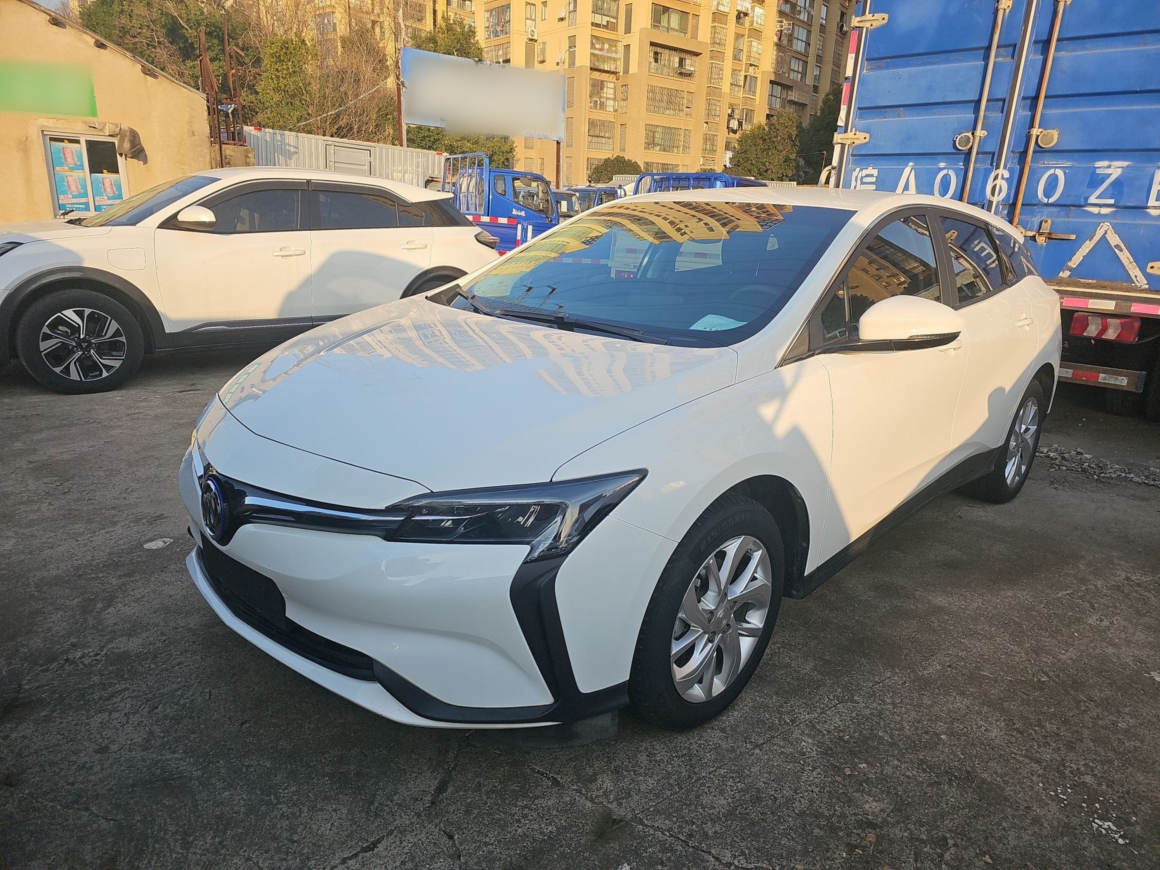 Под передней частью автомобиля
