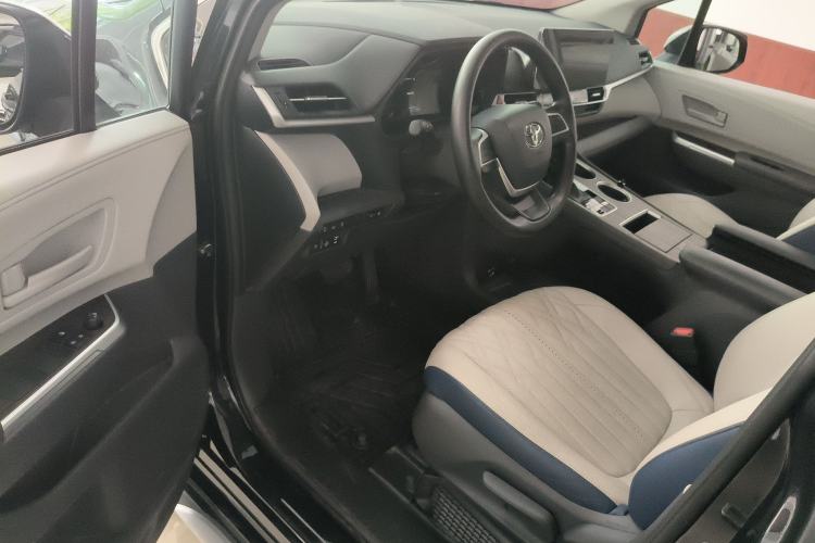 Used Toyota Granvia 2024 2.5L Hybrid Comfort Edition
