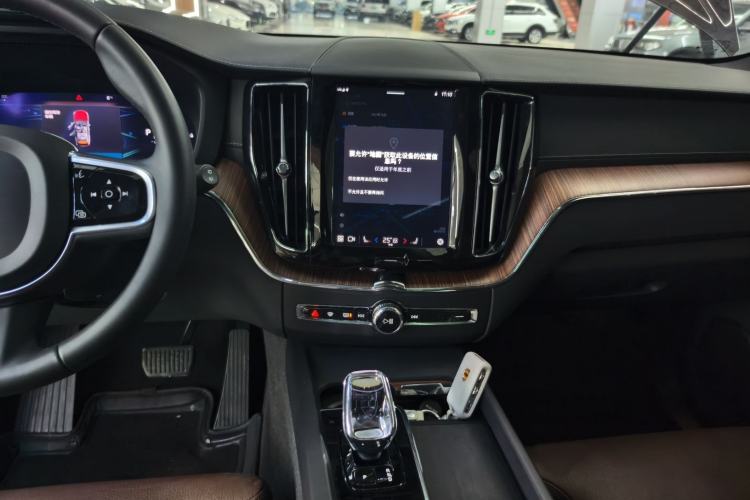 Used Volvo XC60 New Energy 2024 T8 Plug-in Hybrid Long-Range All-Wheel Drive Smart Luxury Edition
