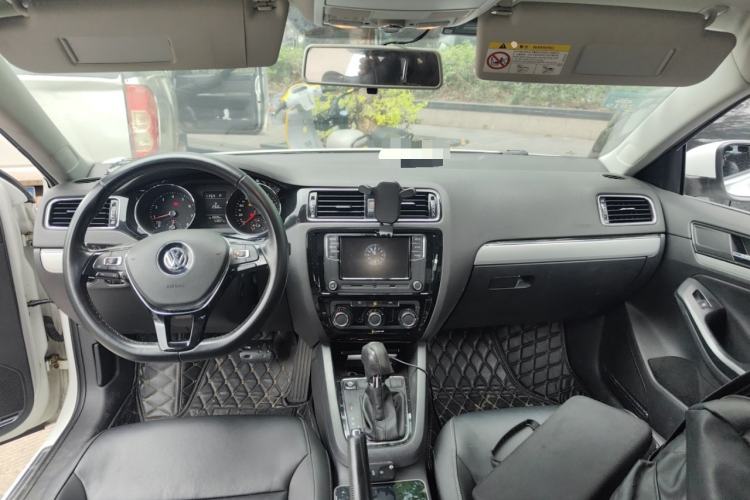 Used Volkswagen Sagitar 2017 230TSI Automatic Comfort Version Center Console