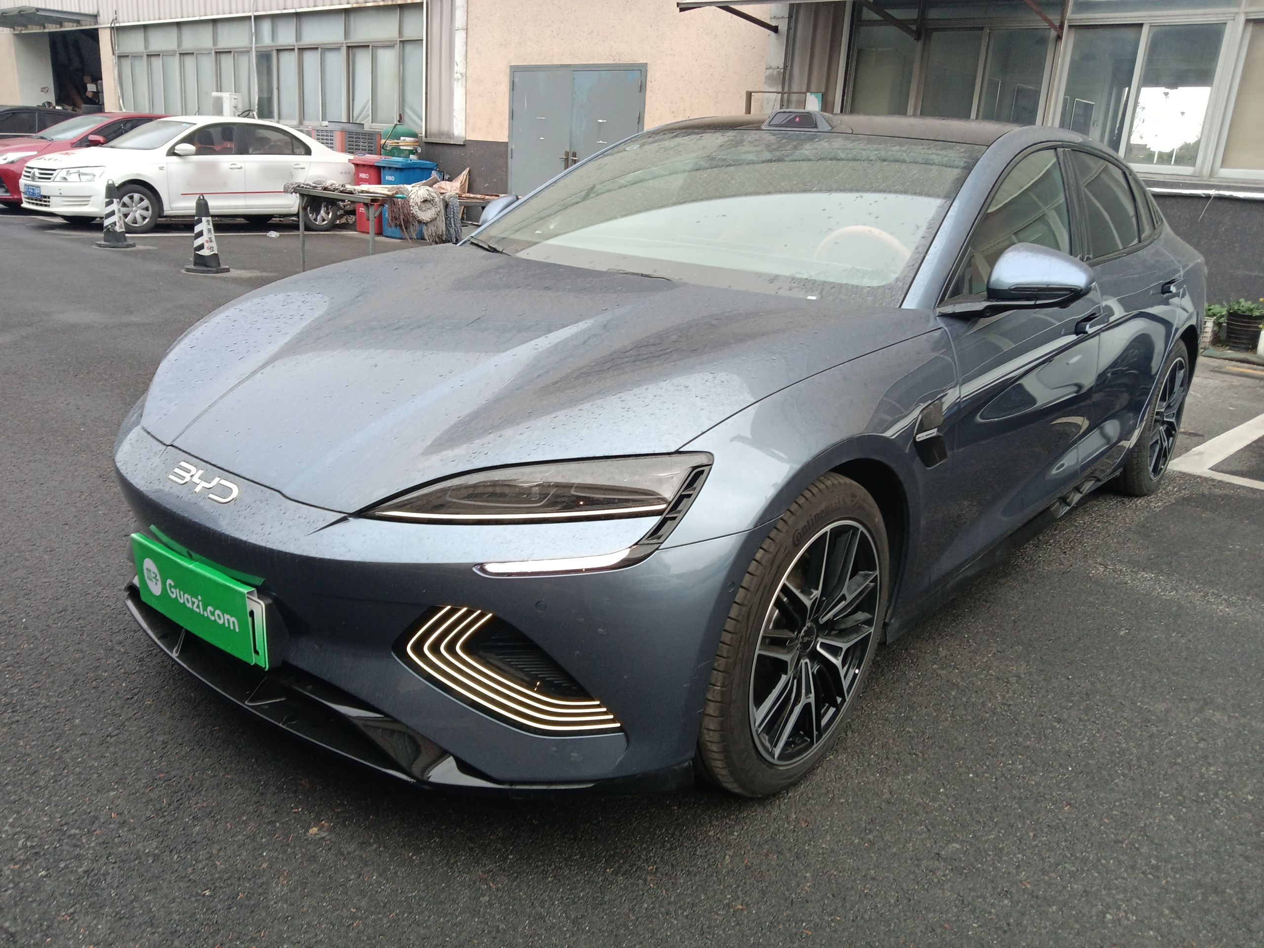 Под передней частью автомобиля