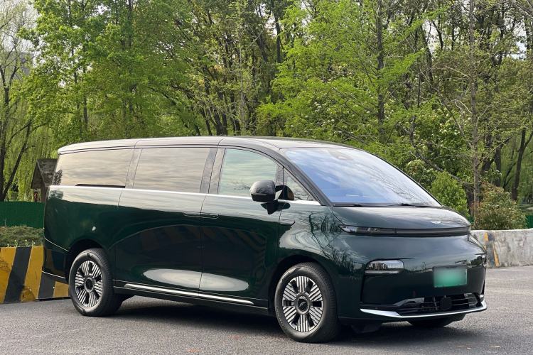 Used Geely Galaxy LEVC L380 2024 140-Degree 6-Seater All-Wheel-Drive Ultra Exterior 3