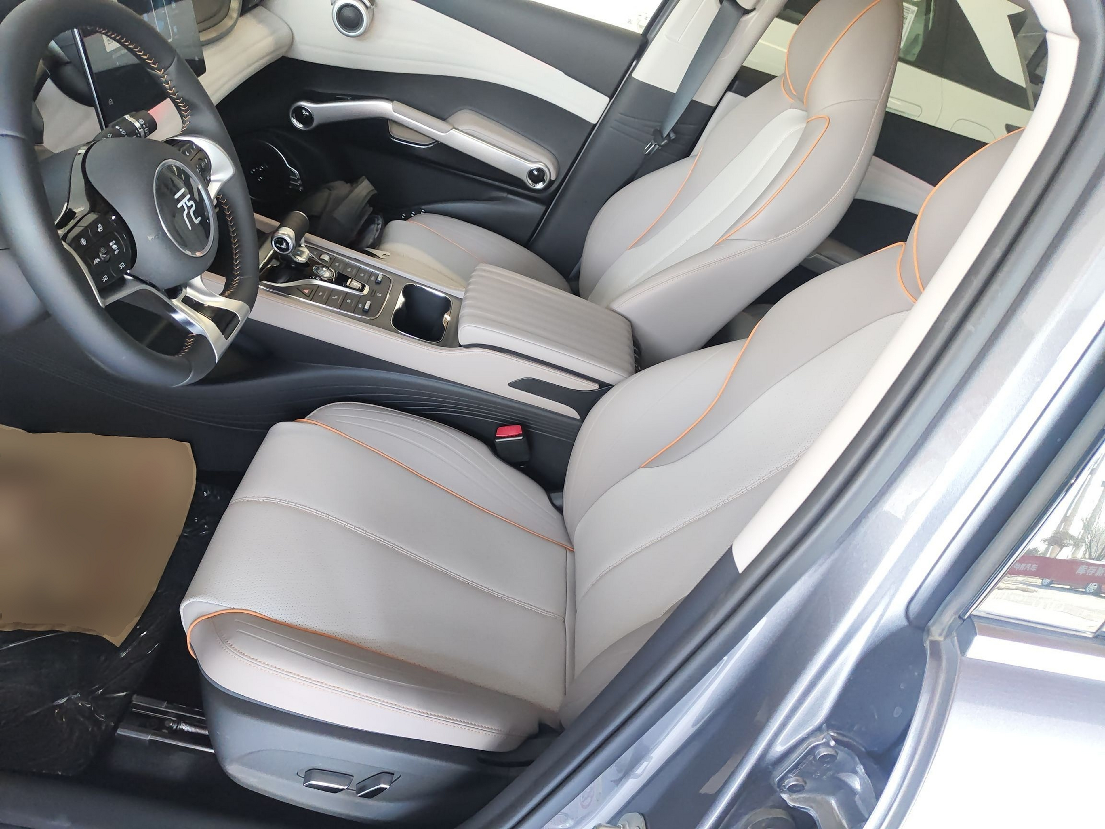 Переднее сиденье в автомобиле