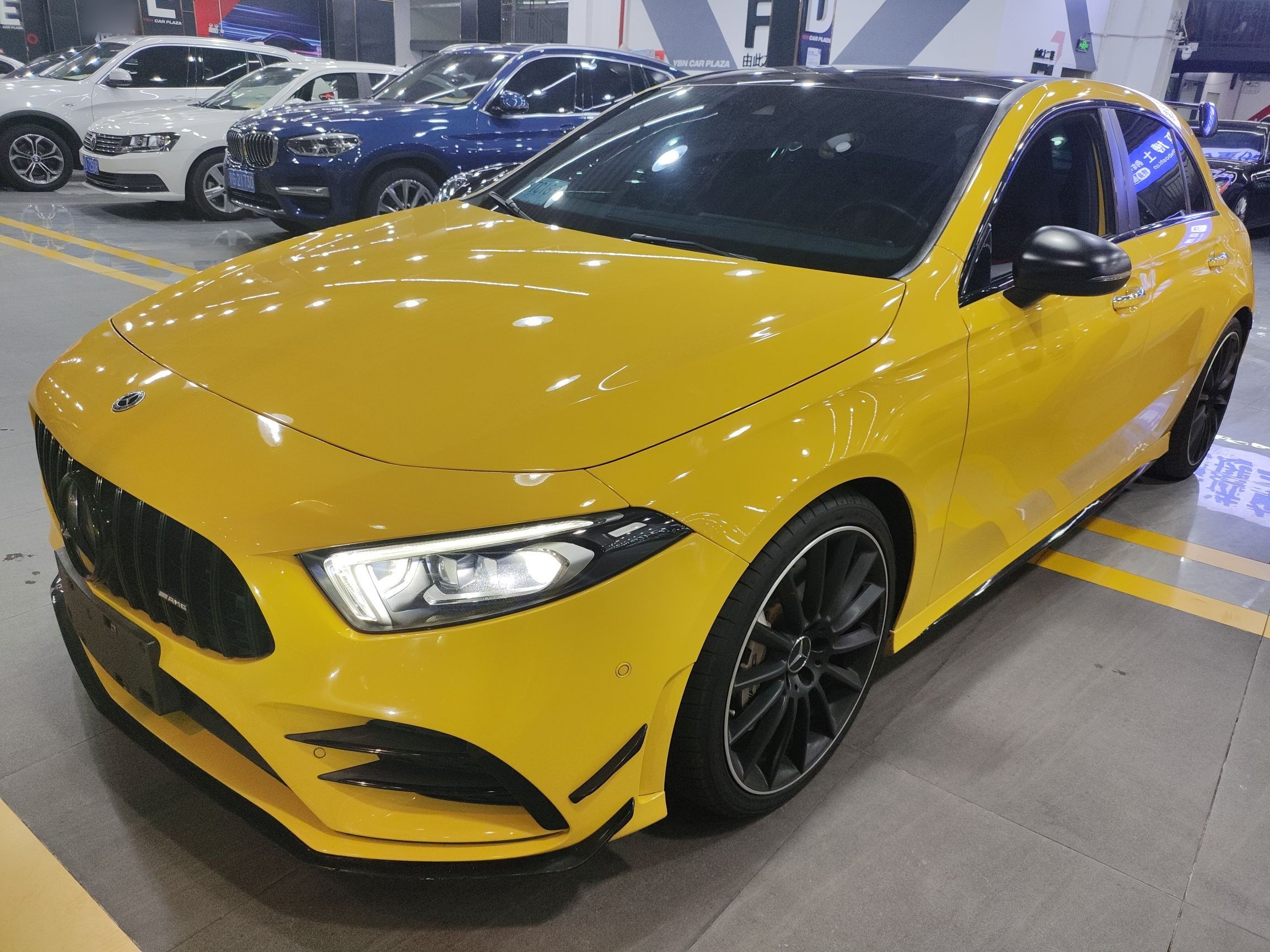 تحت مقدمة السيارة