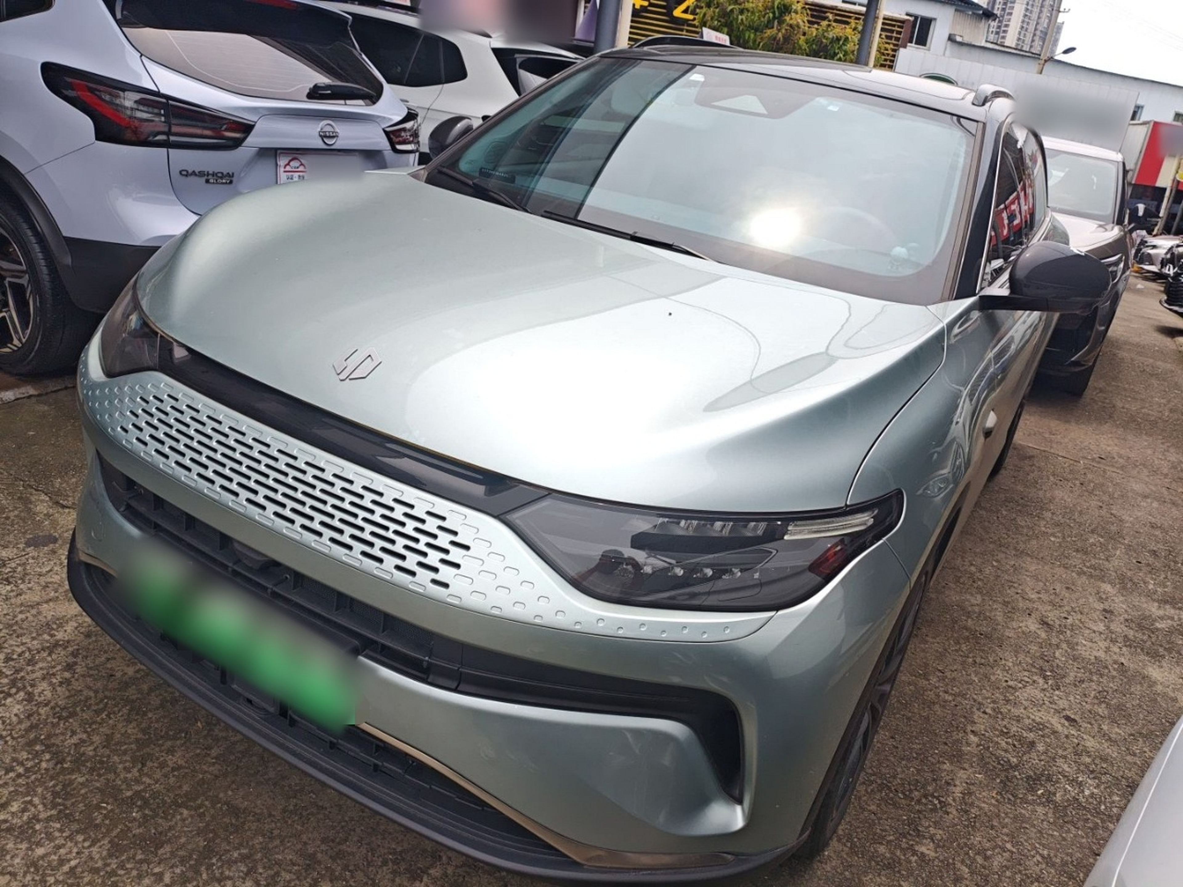 تحت مقدمة السيارة