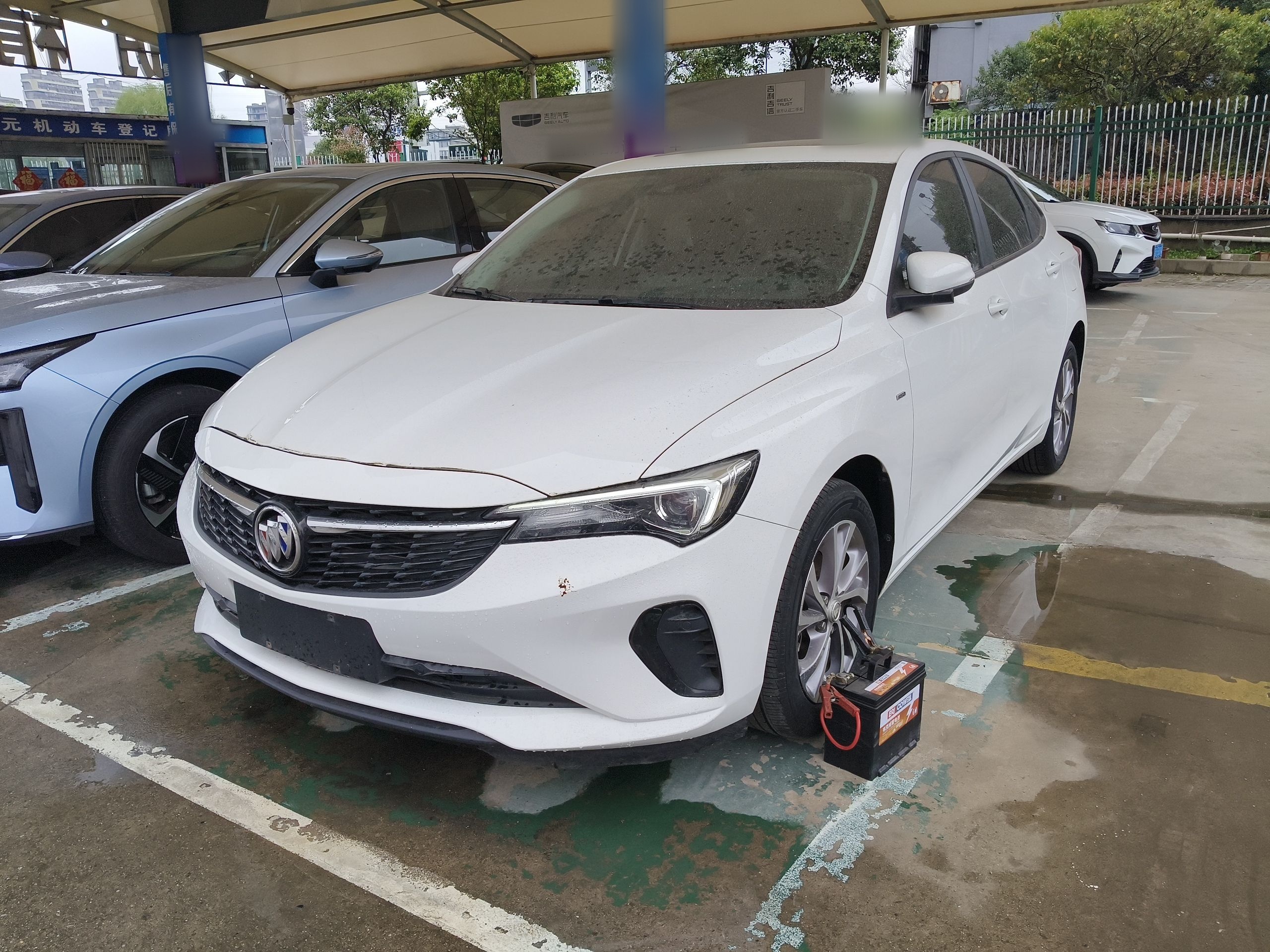 Под передней частью автомобиля