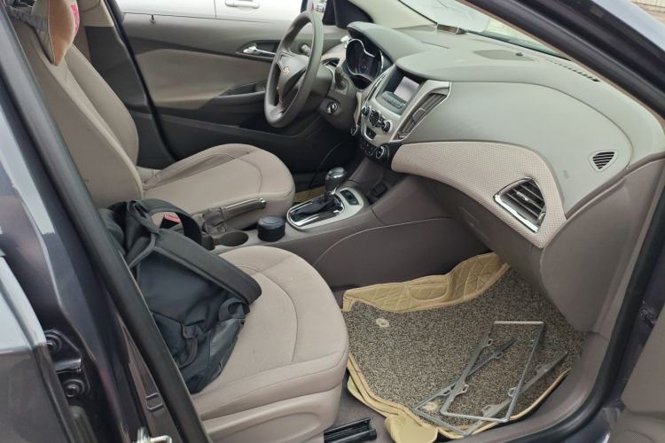 Used Chevrolet Cruze 2015 1.5L Automatic Fashion Navigation Edition Right Front Seat