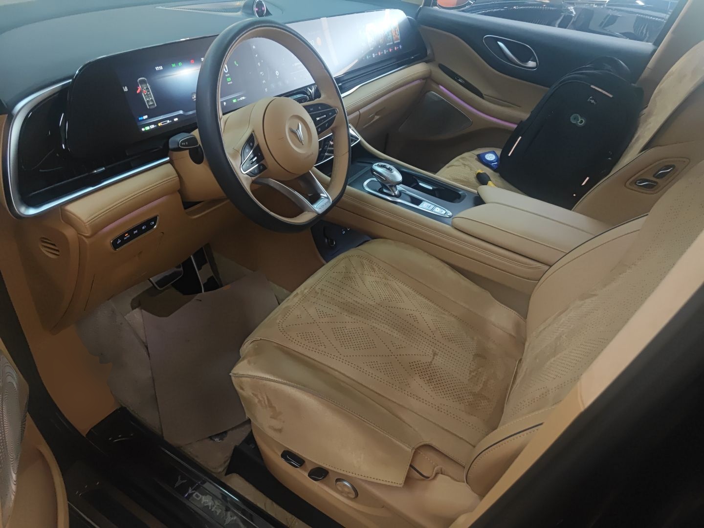 المقاعد الأمامية داخل السيارة