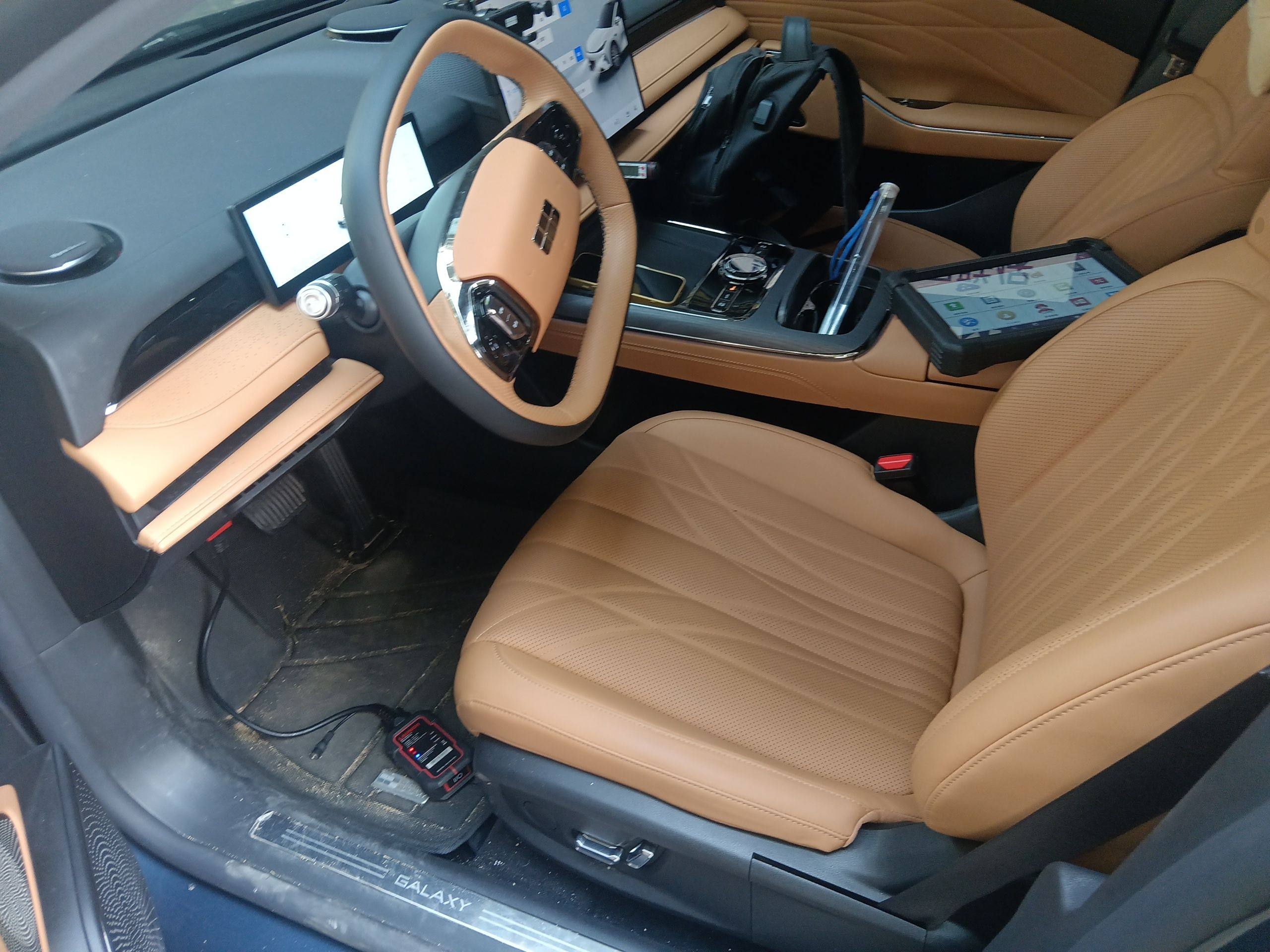 المقاعد الأمامية داخل السيارة